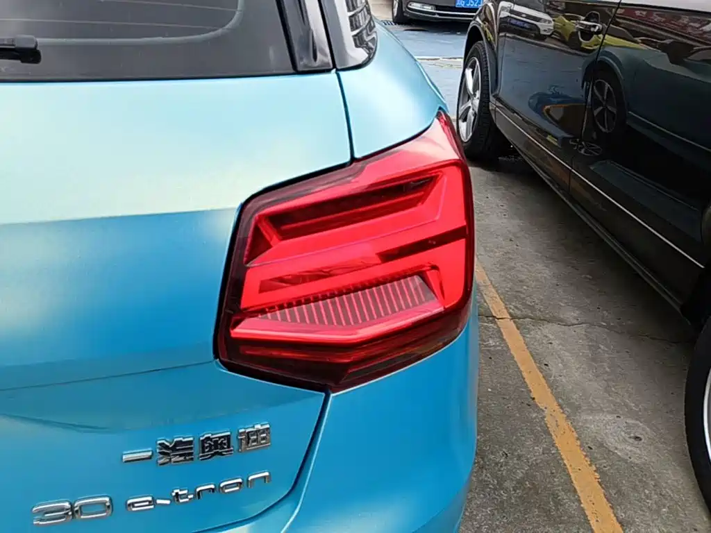 Audi Q2L e-tron — фото 8