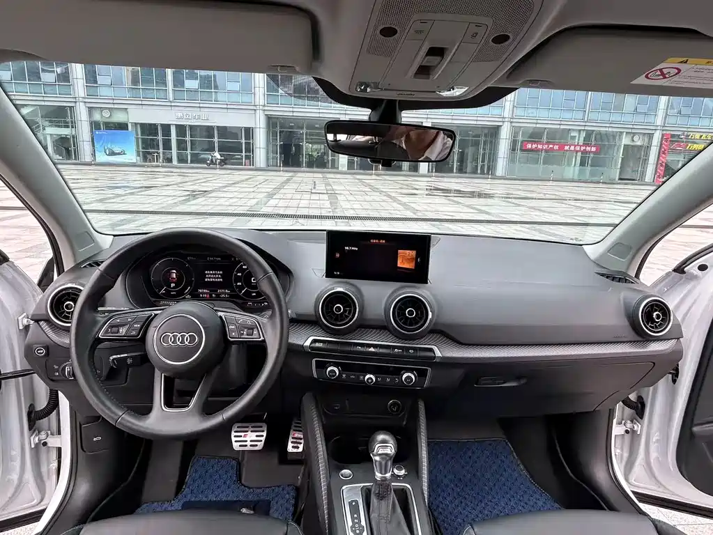Audi Q2L e-tron — фото 11