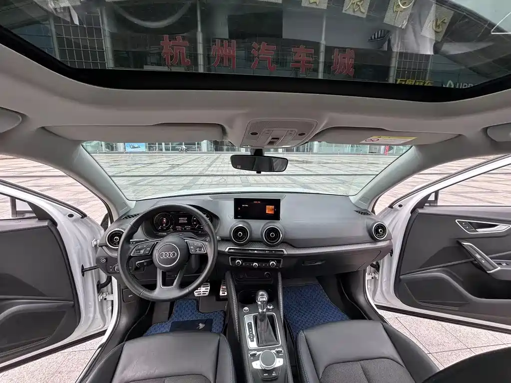 Audi Q2L e-tron — фото 13