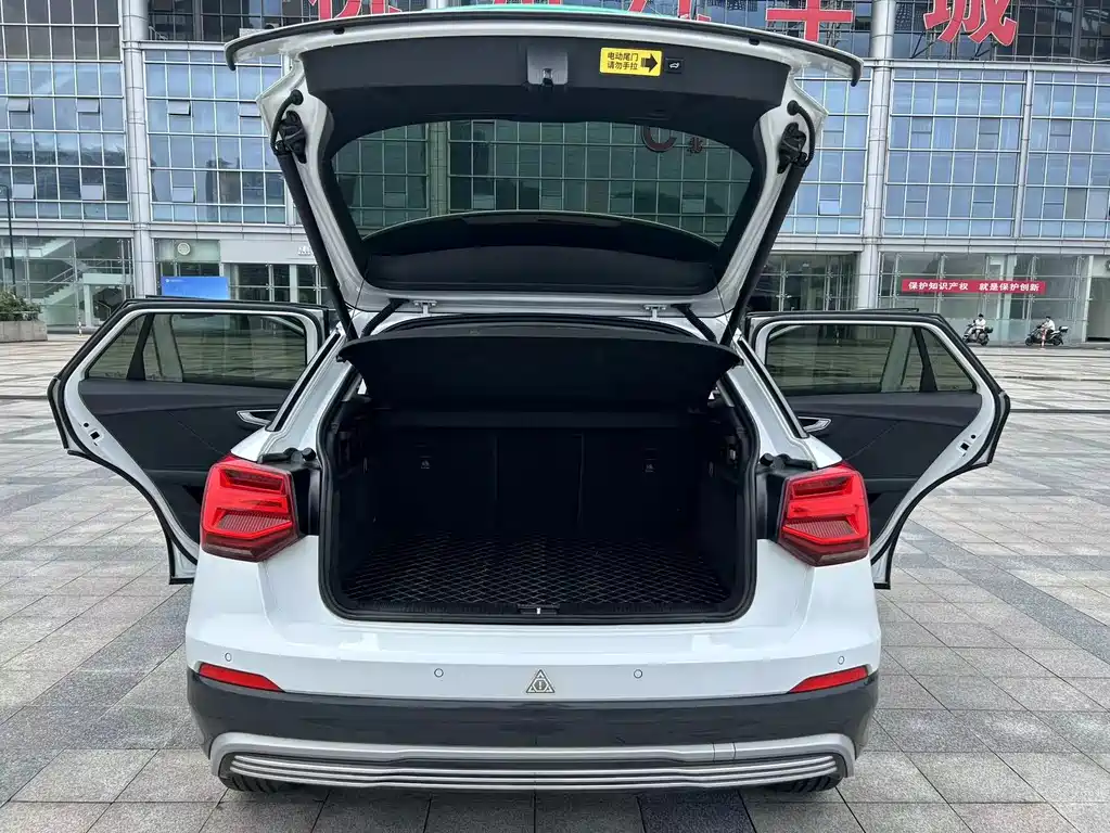 Audi Q2L e-tron — фото 14