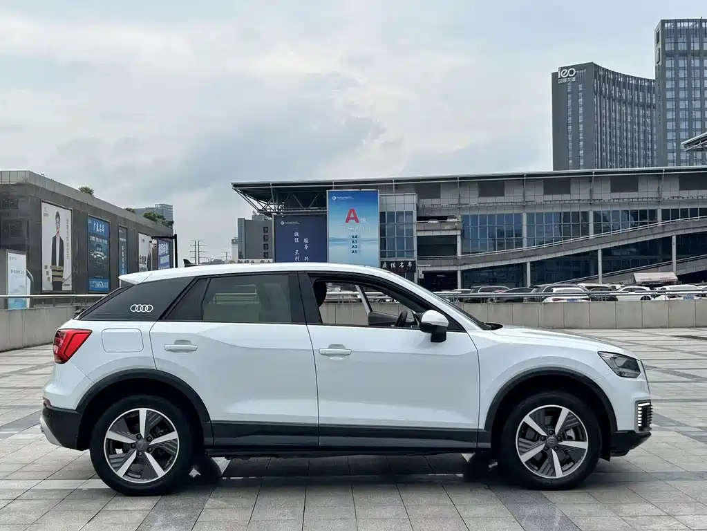 Audi Q2L e-tron — фото 15