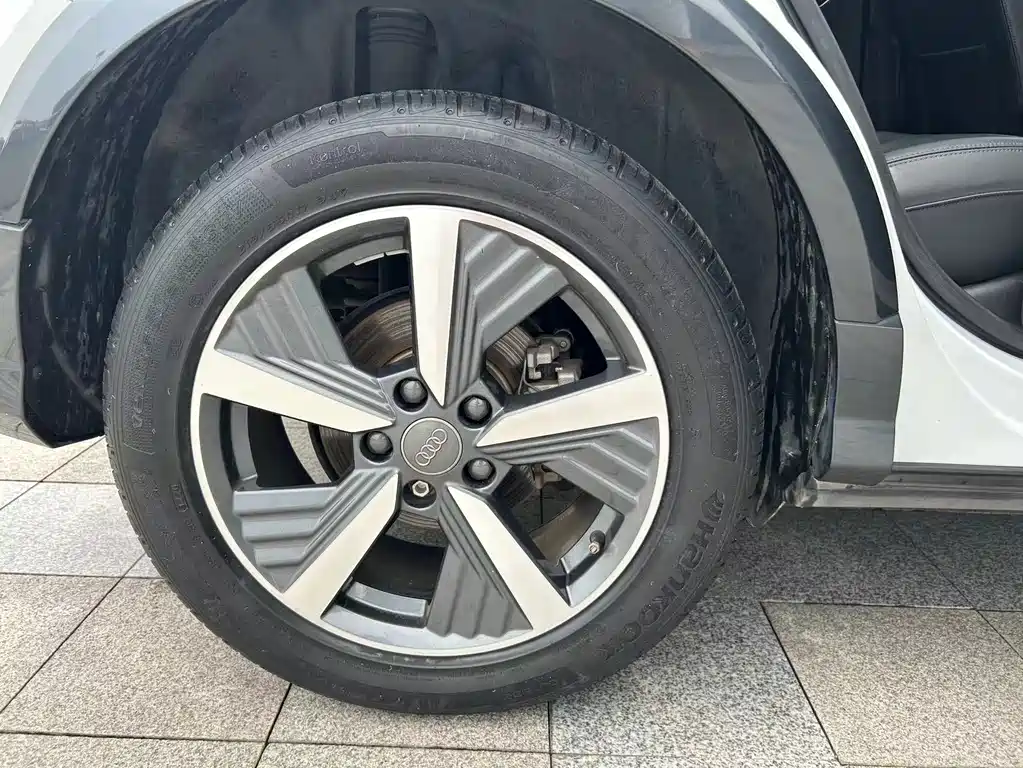 Audi Q2L e-tron — фото 16