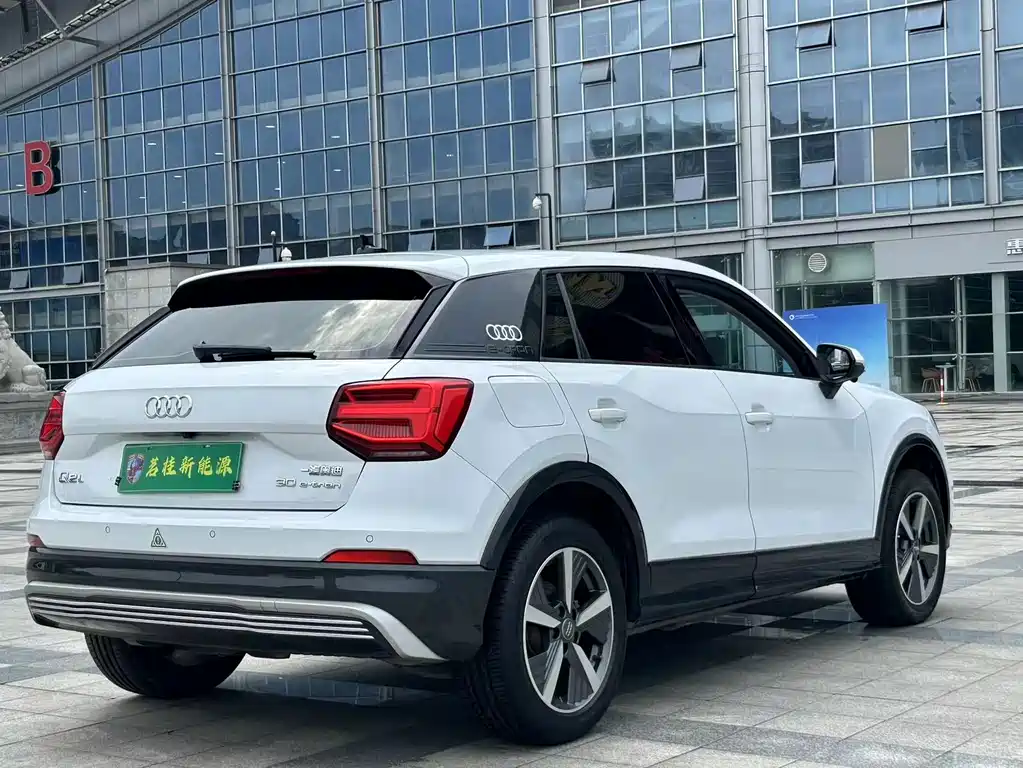 Audi Q2L e-tron — фото 17