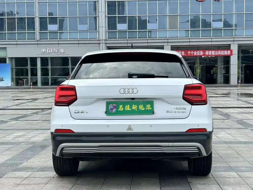 Audi Q2L e-tron — фото 18