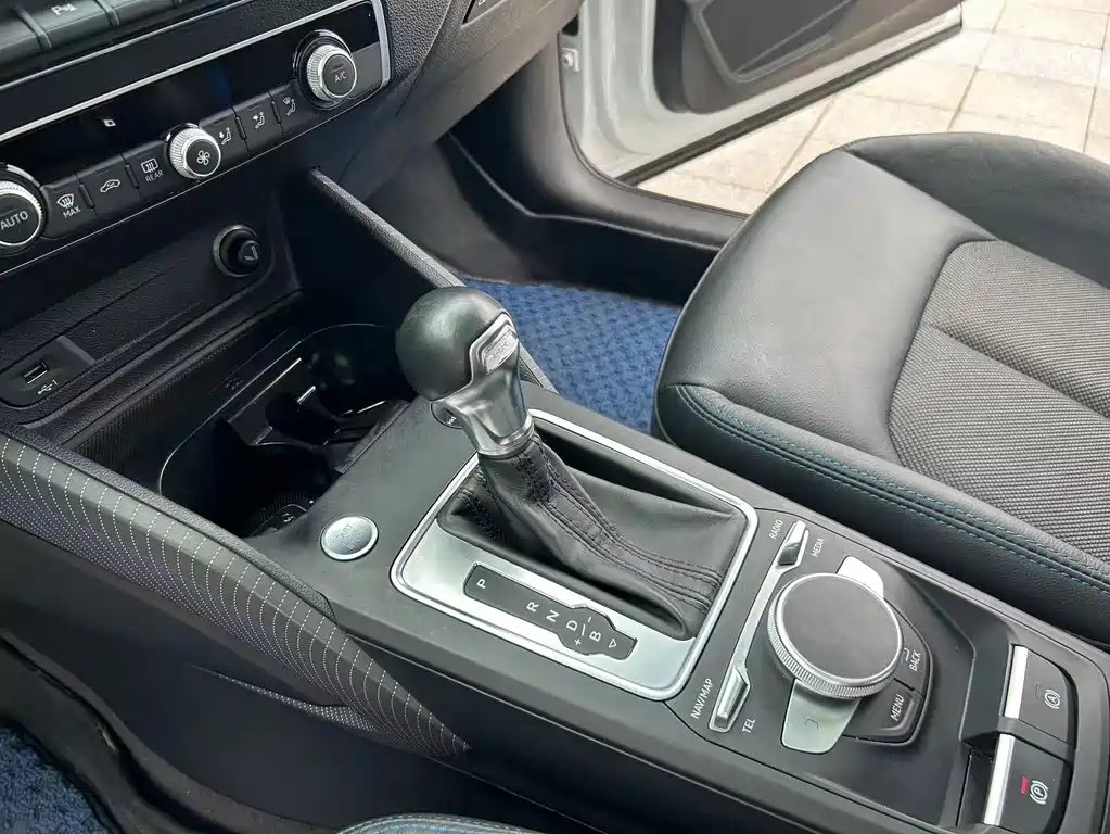 Audi Q2L e-tron — фото 10