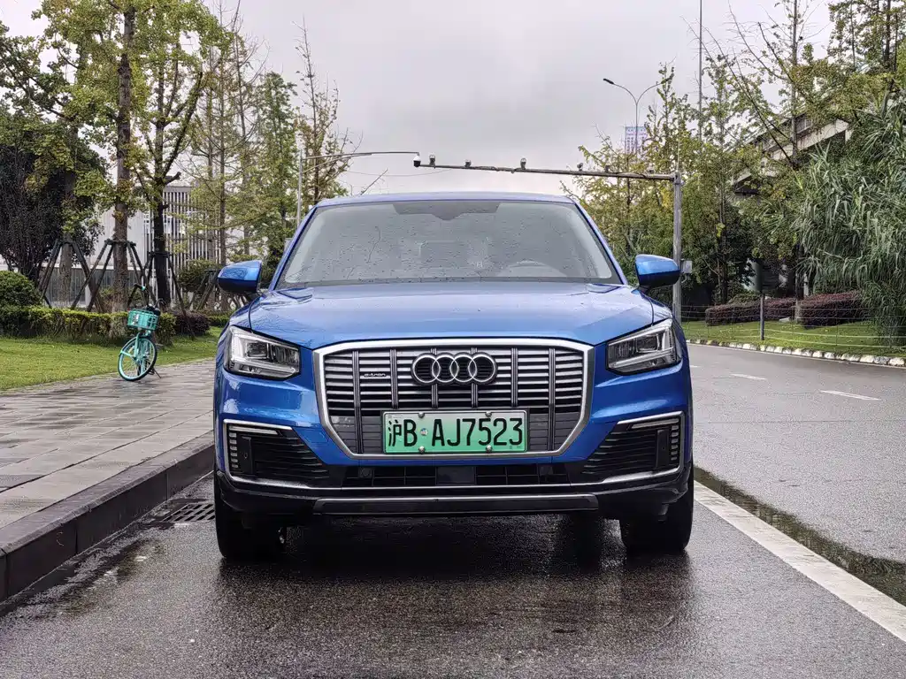 Audi Q2L e-tron — фото 2