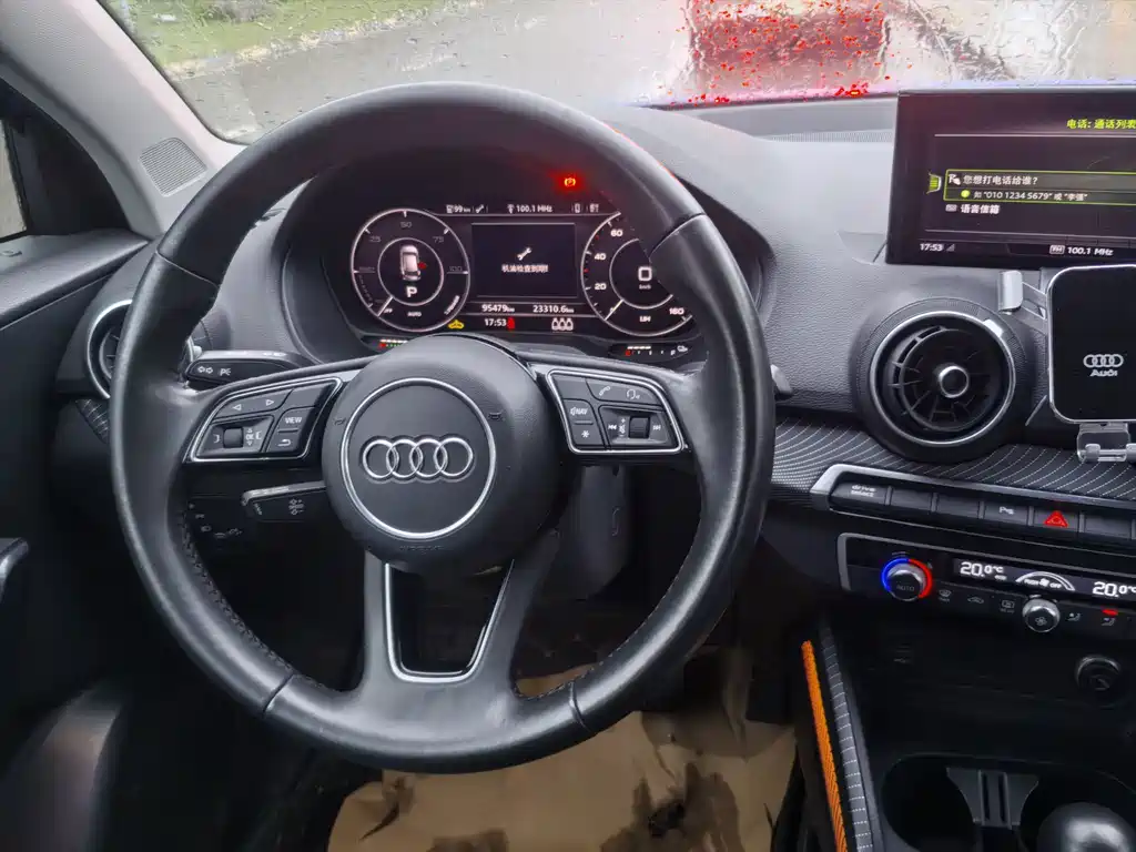 Audi Q2L e-tron — фото 19
