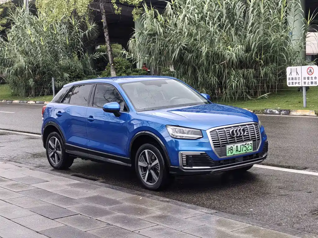 Audi Q2L e-tron — фото 3