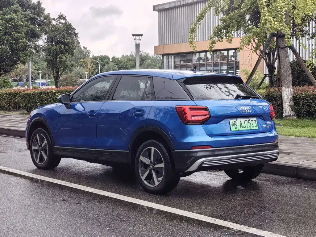 Audi Q2L e-tron — фото 6