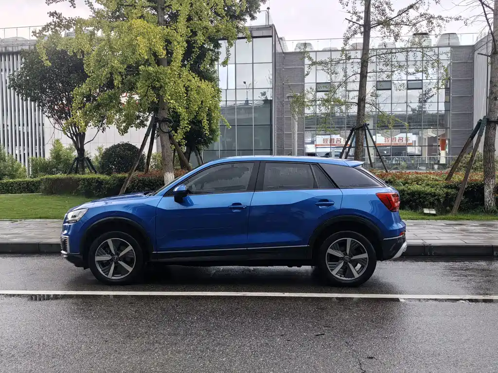 Audi Q2L e-tron — фото 7