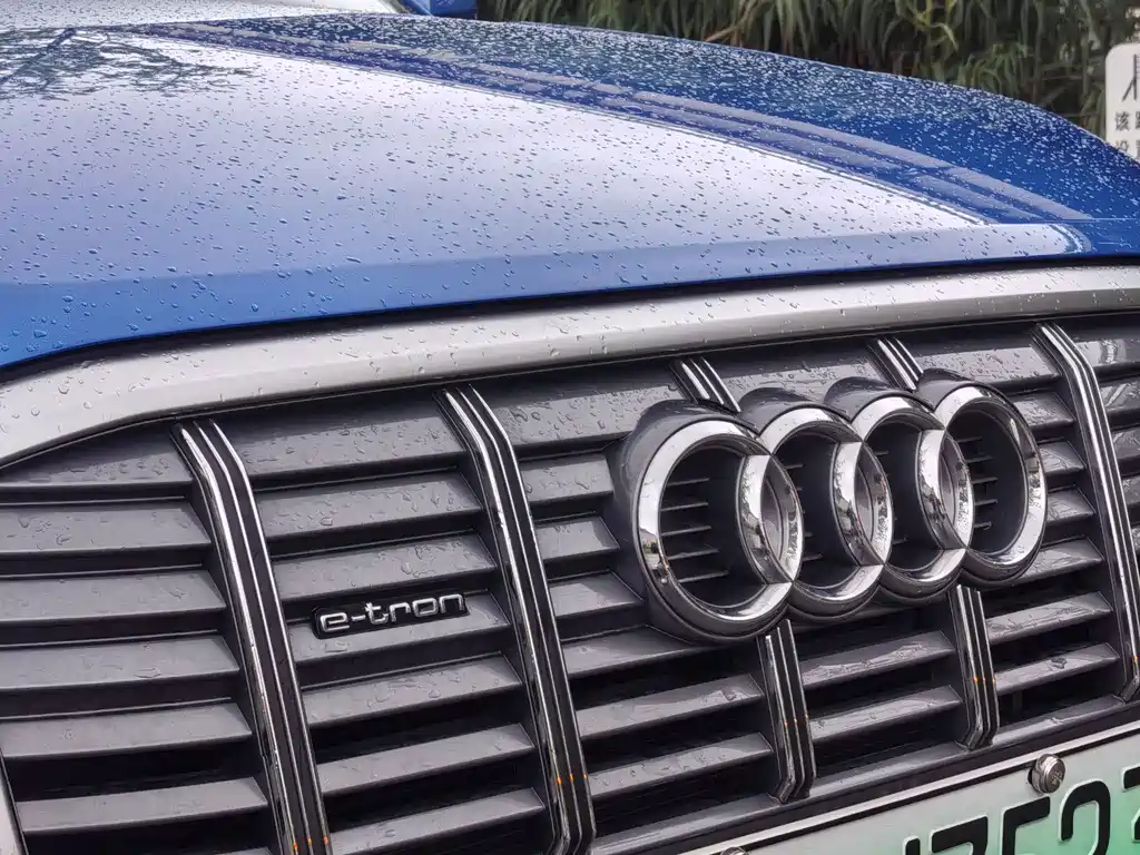 Audi Q2L e-tron — фото 9