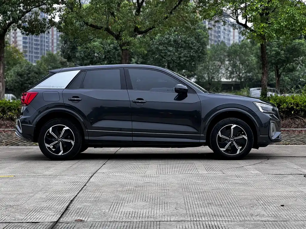 Audi Q2L e-tron — фото 4