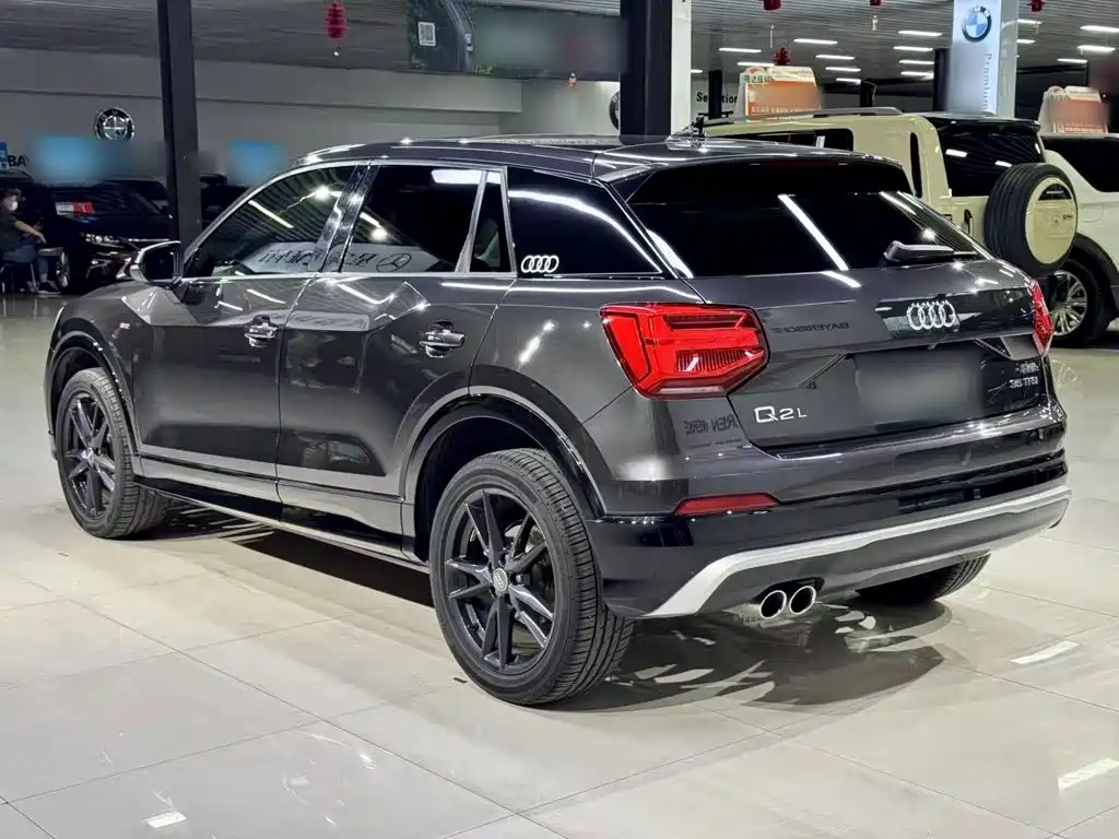 Audi Q2L — фото 9