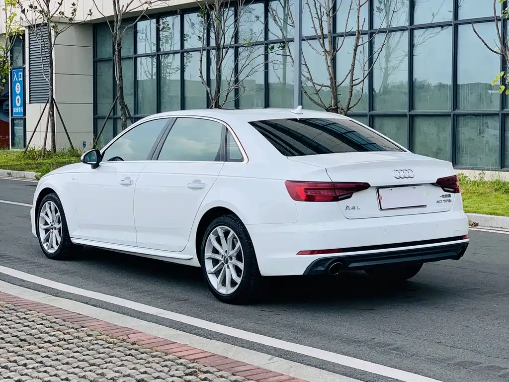 Audi A4L — фото 7
