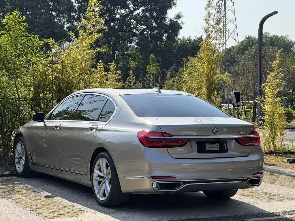 BMW 7 Series — фото 14