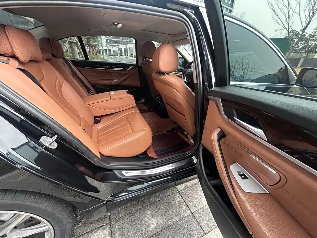 BMW 5 Series — фото 14