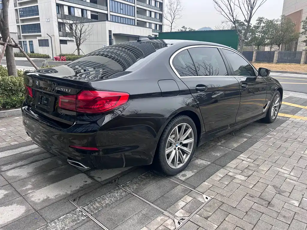 BMW 5 Series — фото 6