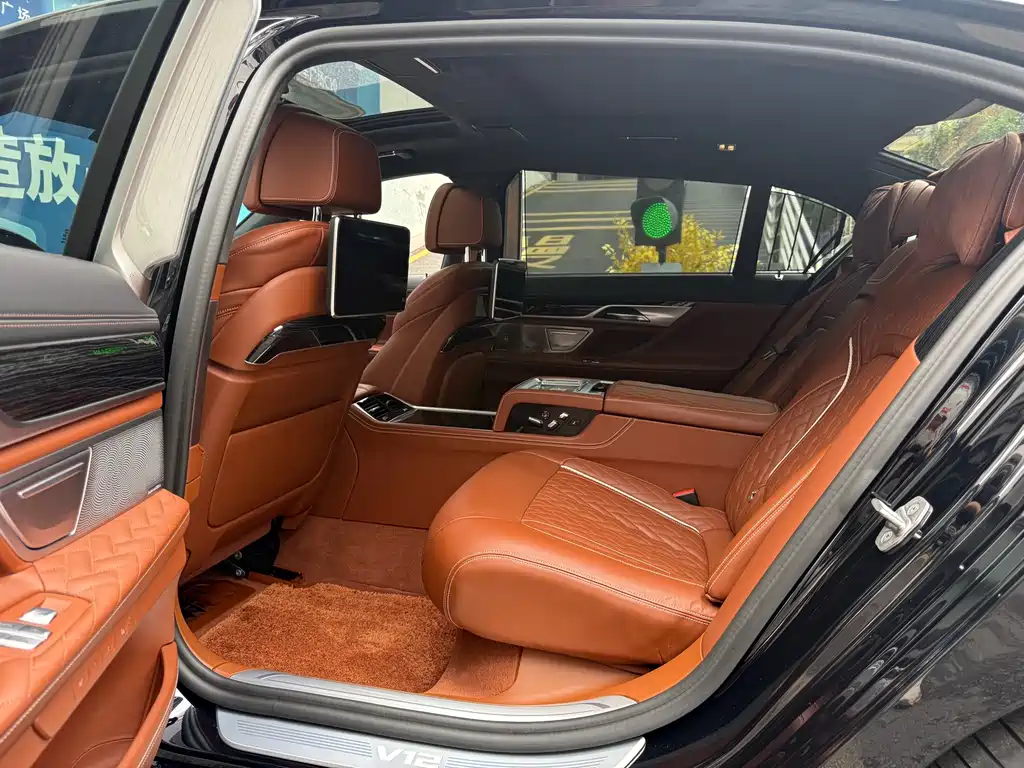 BMW 7 Series — фото 13