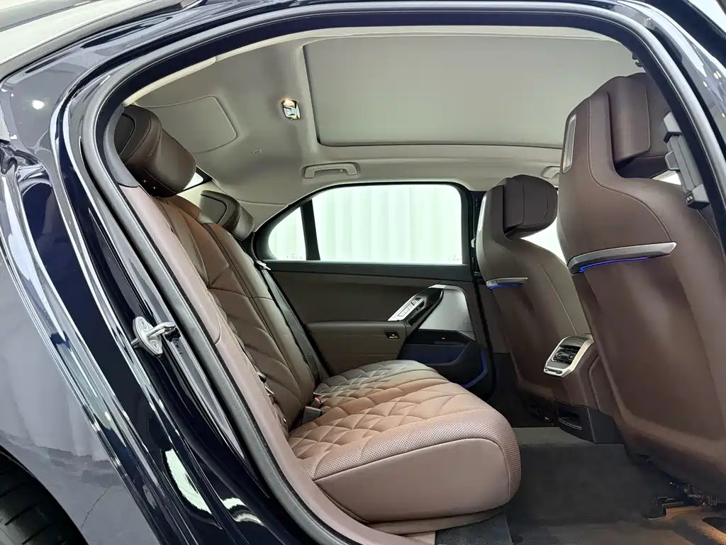 BMW 7 Series — фото 10