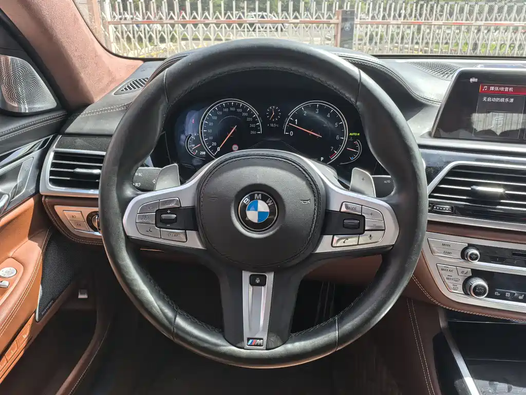 BMW 7 Series — фото 14