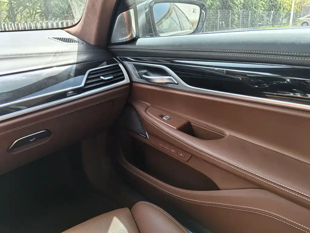 BMW 7 Series — фото 17