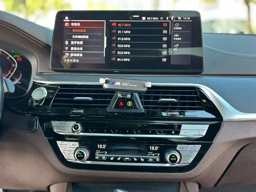 BMW 5 Series — фото 14