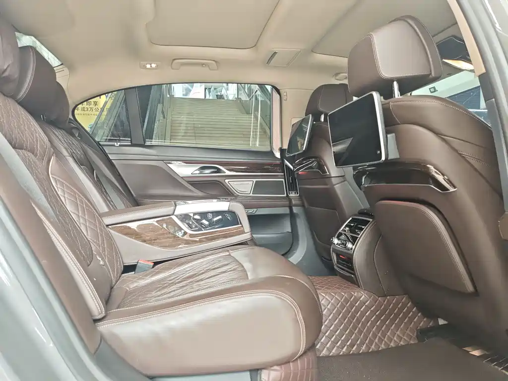 BMW 7 Series — фото 14