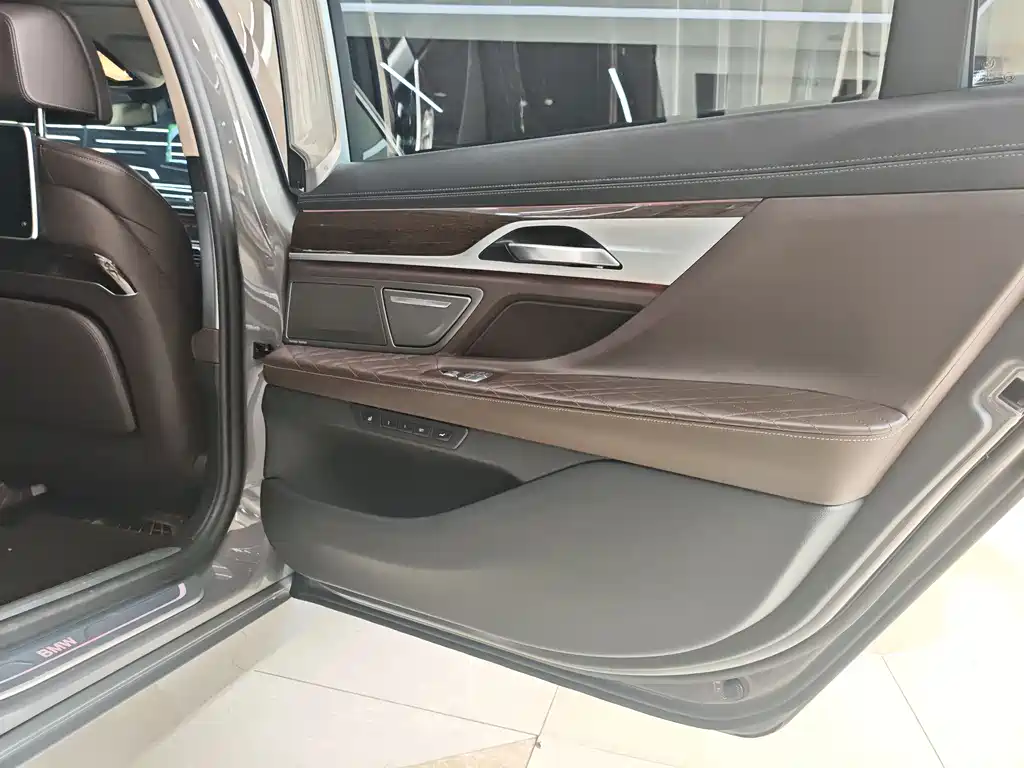 BMW 7 Series — фото 15