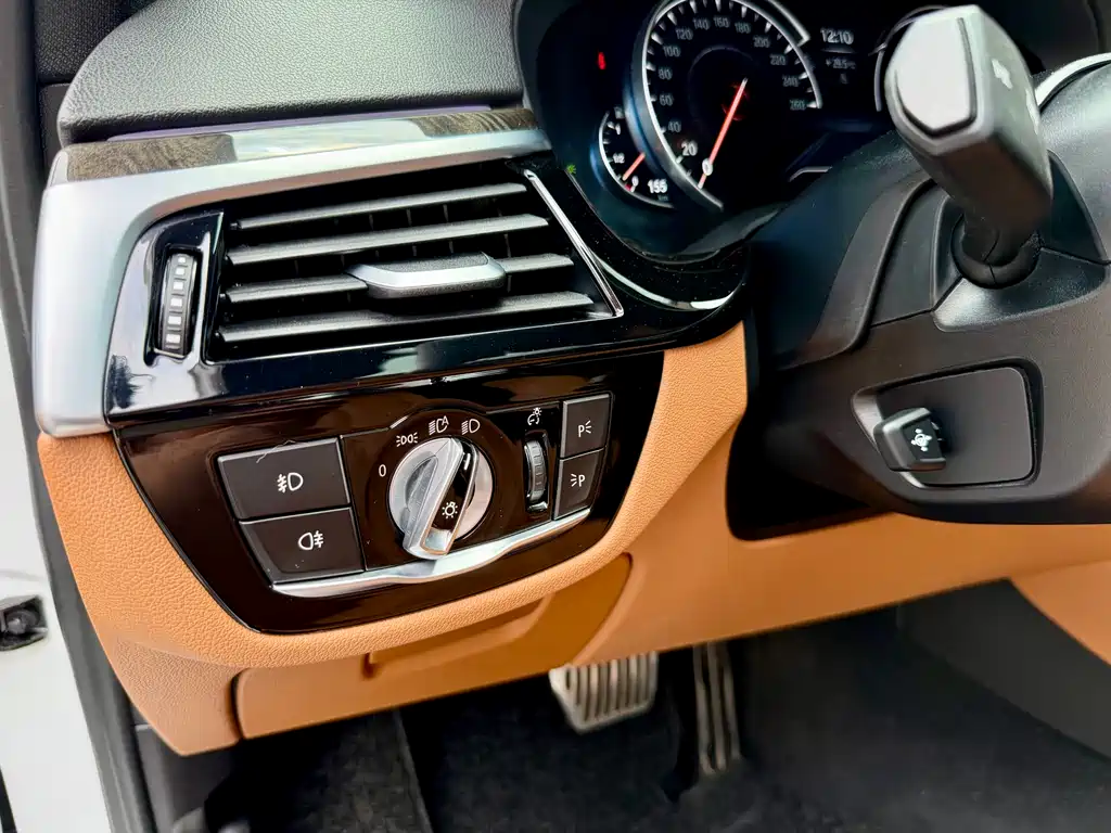 BMW 5 Series — фото 14
