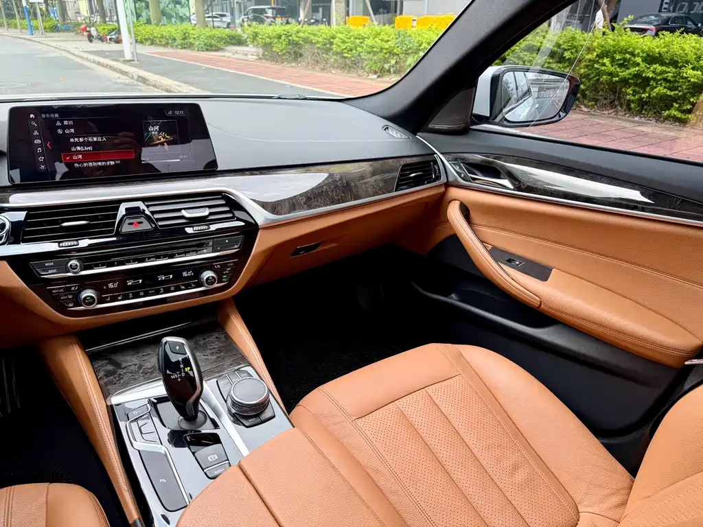 BMW 5 Series — фото 26