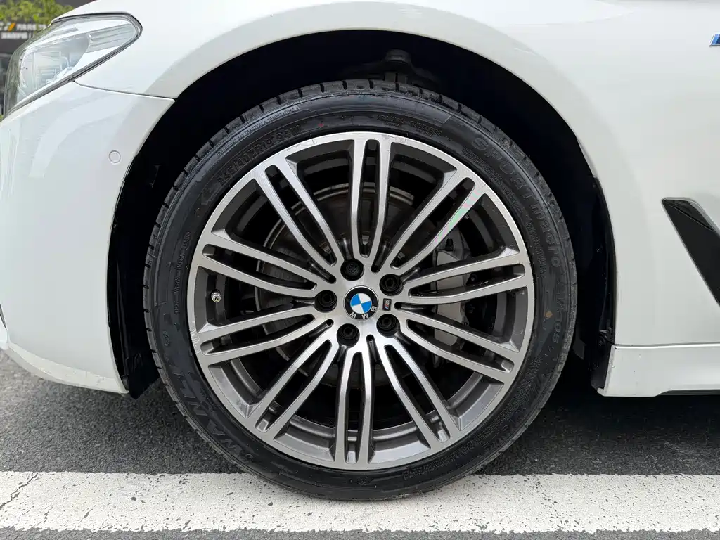 BMW 5 Series — фото 9