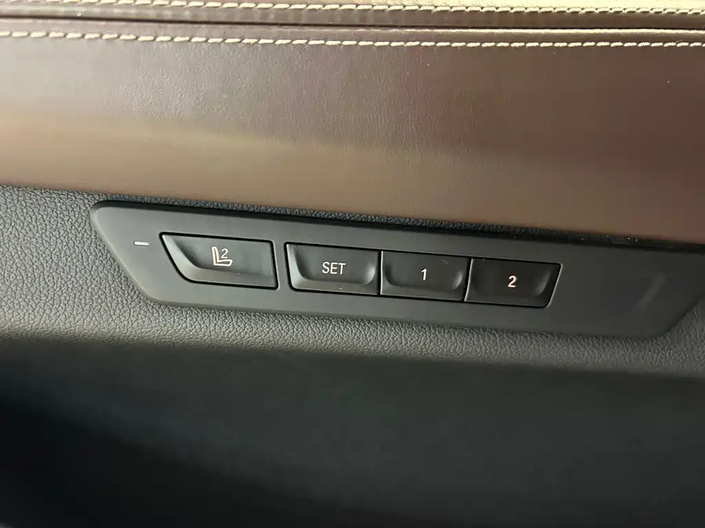 BMW 7 Series — фото 18