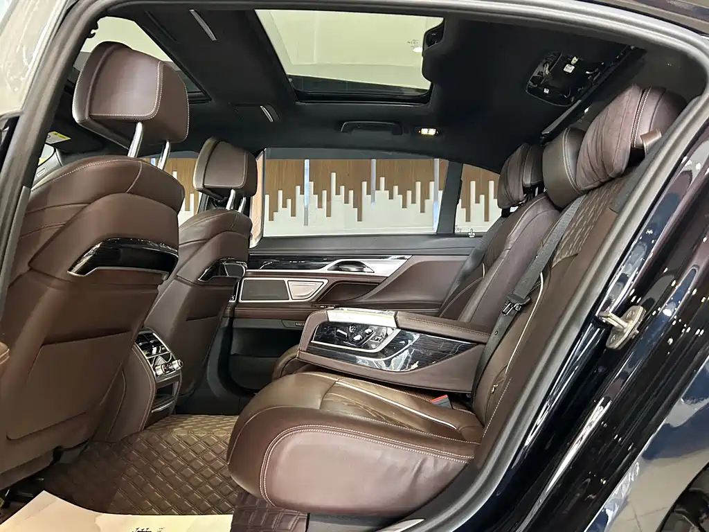 BMW 7 Series — фото 20