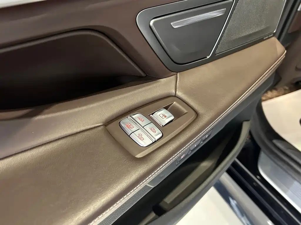 BMW 7 Series — фото 21