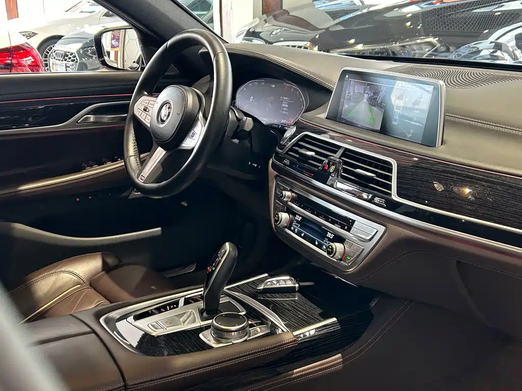 BMW 7 Series — фото 28