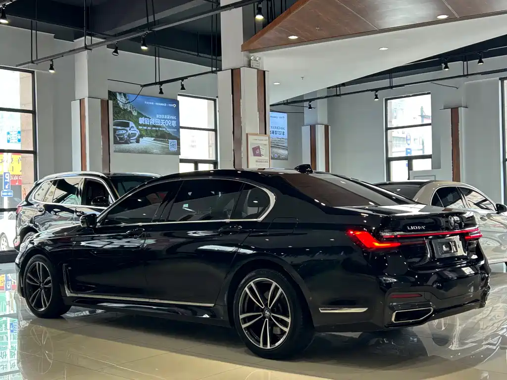 BMW 7 Series — фото 29
