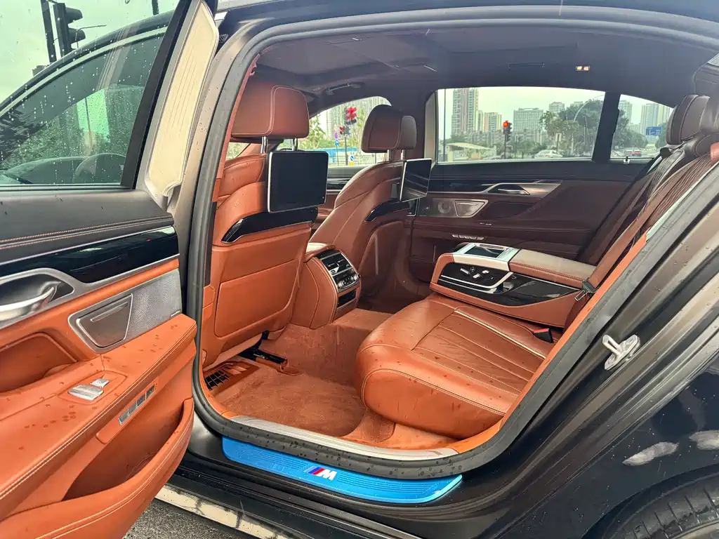 BMW 7 Series — фото 11