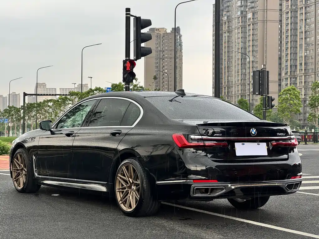 BMW 7 Series — фото 13