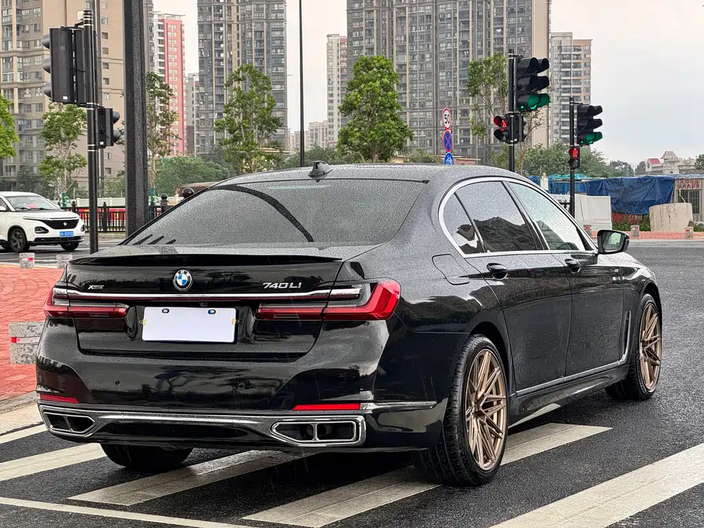 BMW 7 Series — фото 14
