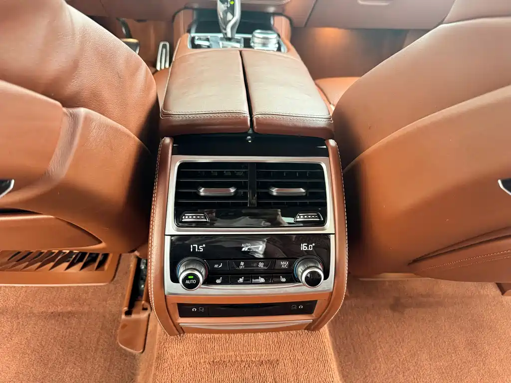 BMW 7 Series — фото 10