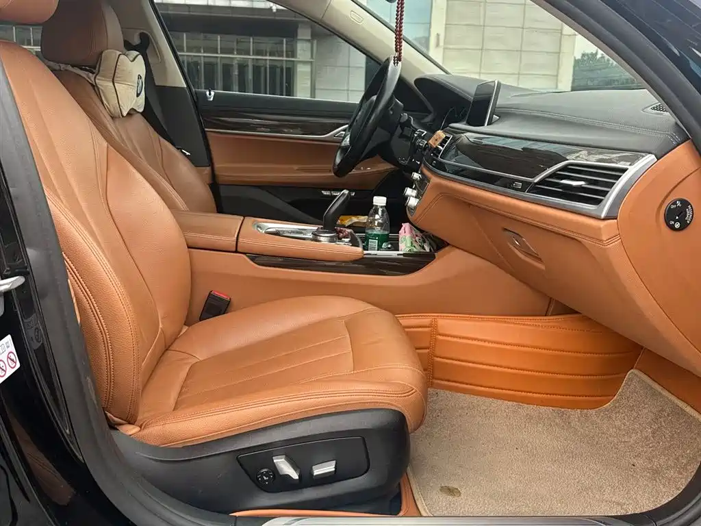 BMW 7 Series — фото 18