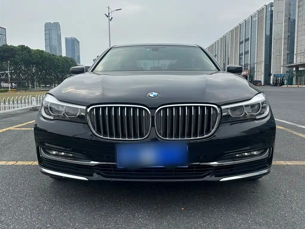 BMW 7 Series — фото 29