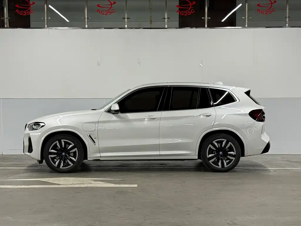 BMW iX3 — фото 4