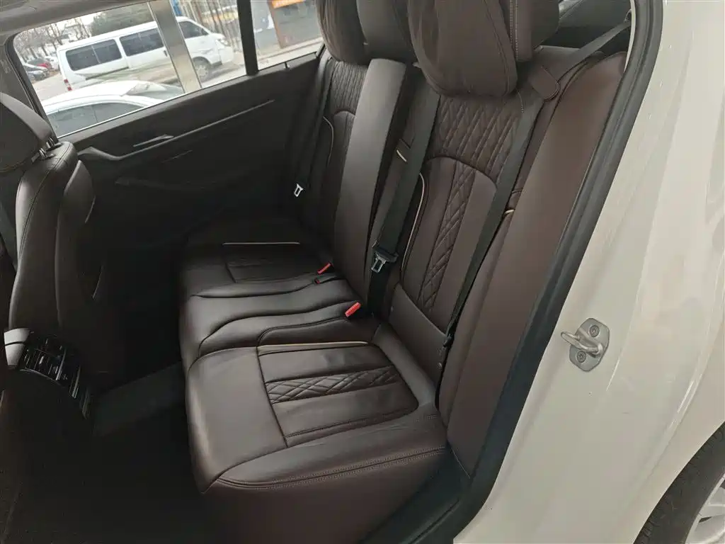 BMW 5 Series — фото 14