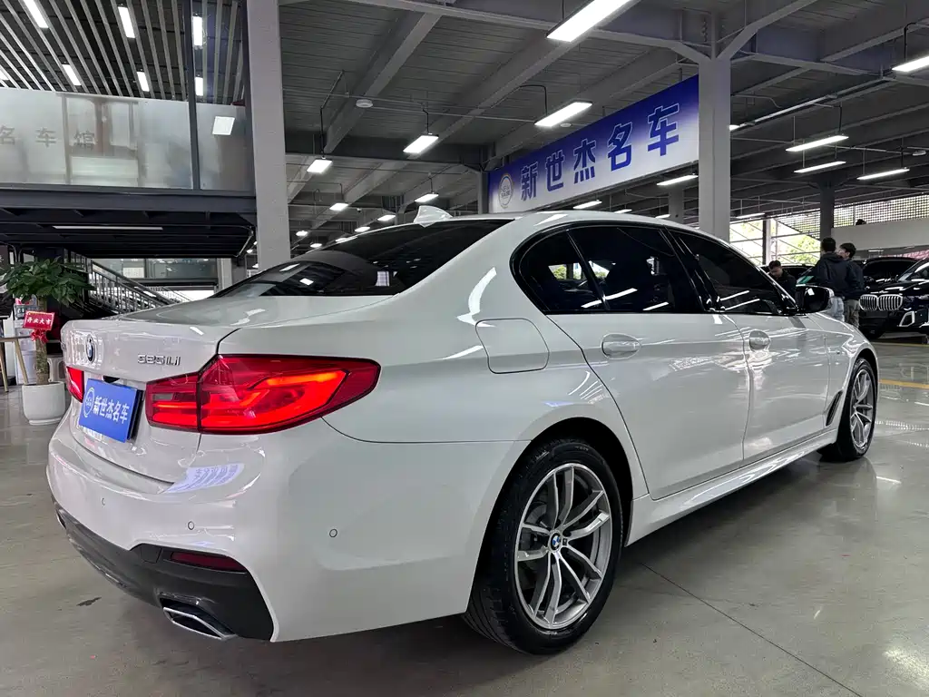 BMW 5 Series — фото 13