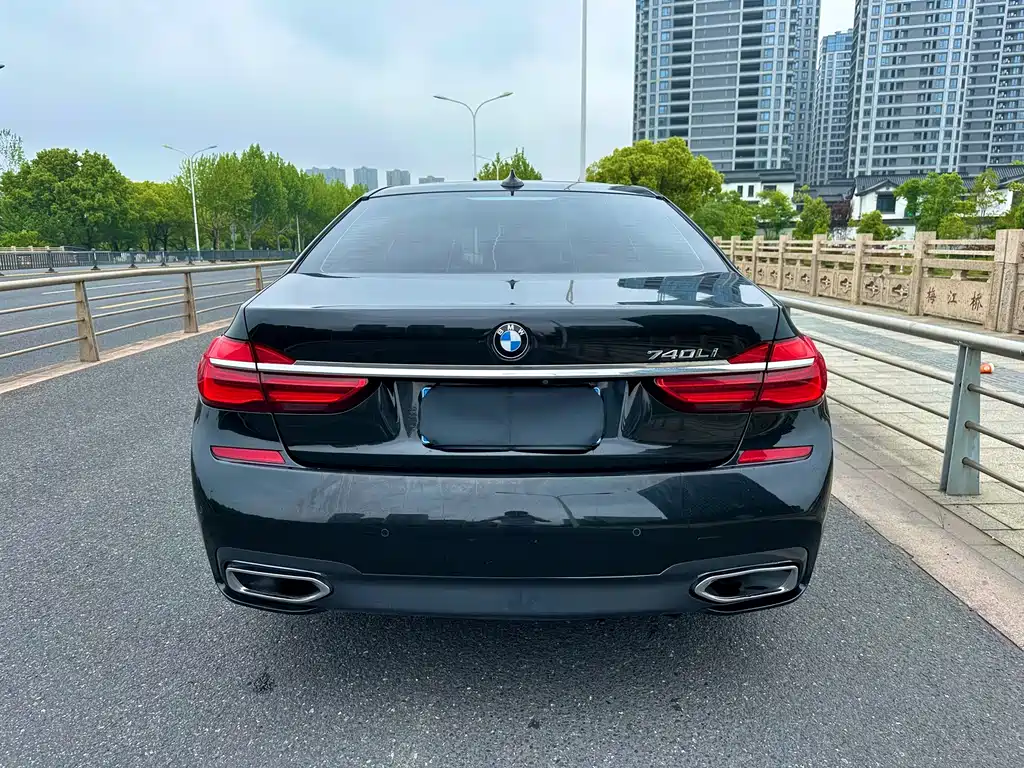 BMW 7 Series — фото 10