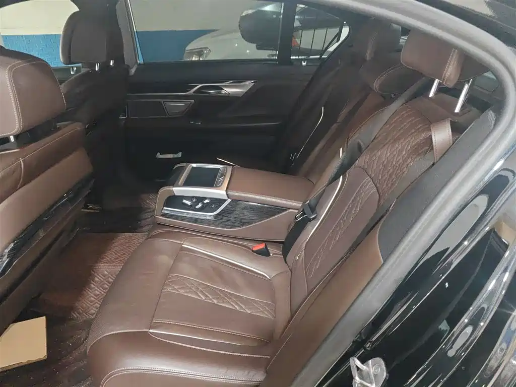 BMW 7 Series — фото 13