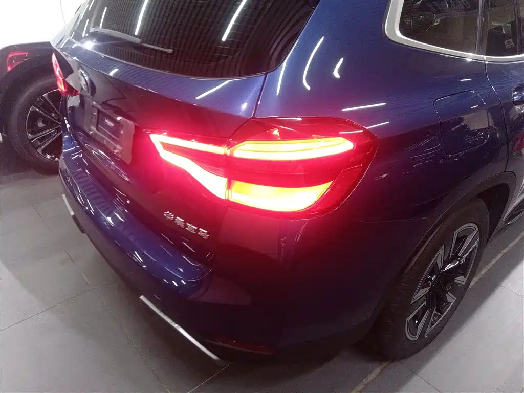 BMW iX3 — фото 24
