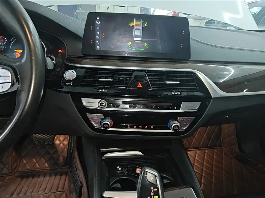 BMW 5 Series — фото 13