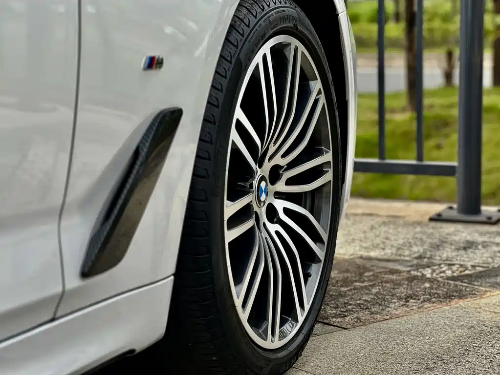 BMW 5 Series — фото 13